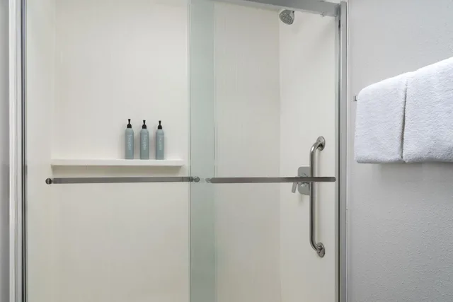 جناح بسريرين مزدوجين بإطلالة على الفناء بغرفة نوم واحدة بغرفتين مع أريكة، Courtyard by Marriott Birmingham Hoover 5/5