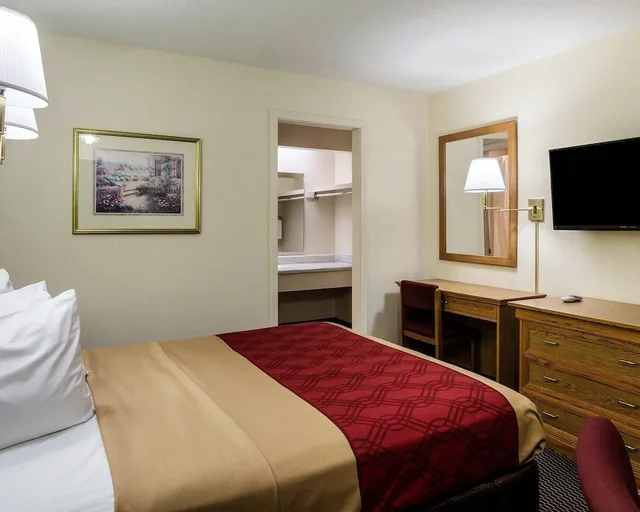 غرفة قياسية بسرير كوين، Econo Lodge University 3/7