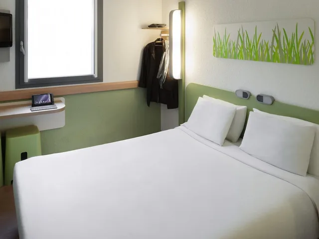 غرفة بسرير مزدوج وسرير بطابقين، Ibis Budget Brussels South Ruisbroek 2/6