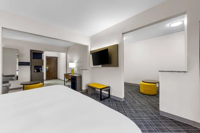Suite, Comfort Suites London, KY 2/10
