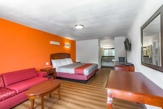 غرفة قياسية بسرير كينج لذوي الإعاقة، Motel 6 Giddings Tx 1/2