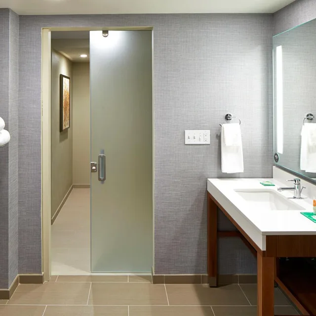 جناح بسرير كينج مع أريكة لذوي الإعاقة، Hyatt Place Lansing – East 3/3