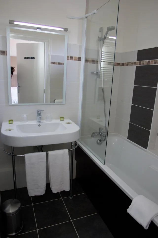 غرفة بسرير مزدوج أو سريرين منفصلين، Logis Hotel Chartreuse 2/4