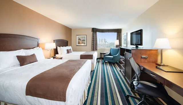 غرفة بسريرين كوين يُسمح فيها بالحيوانات الأليفة، Best Western Plus Winnipeg Airport Hotel 2/3