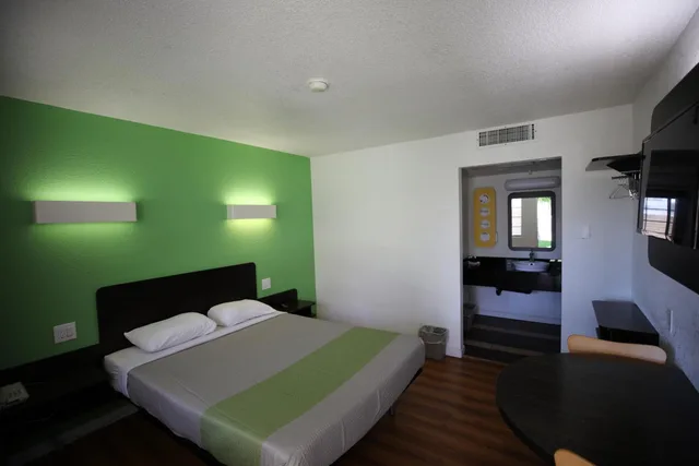 غرفة بسرير كوين، Motel6 Barstow, CA 8/10