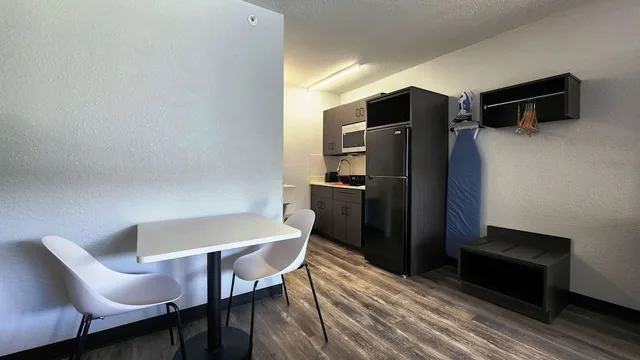 غرفة قياسية بسرير كينج لذوي الإعاقة، Studio6 Alvin, TX 3/4