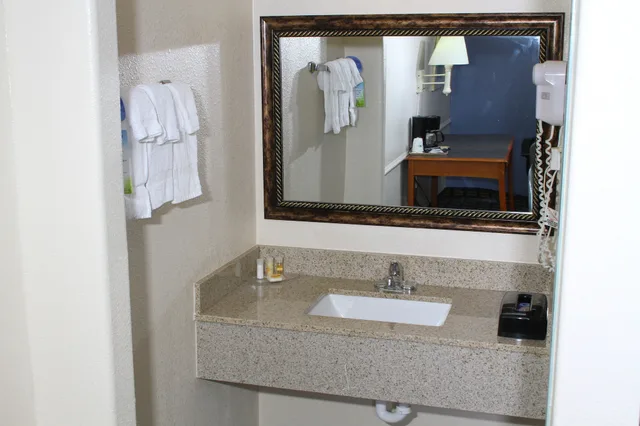 غرفة قياسية بسرير كينج للمدخنين، Days Inn By Wyndham Houston 6/6