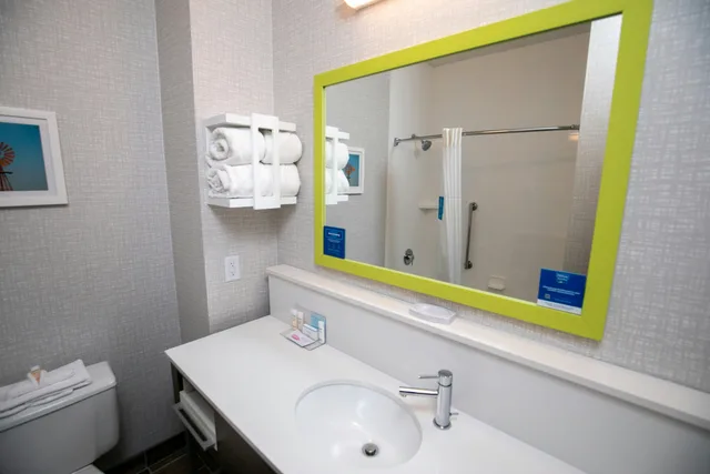 جناح بسرير كينج مع أريكة، Hampton Inn Pickwick Dam At Shiloh Falls 6/7