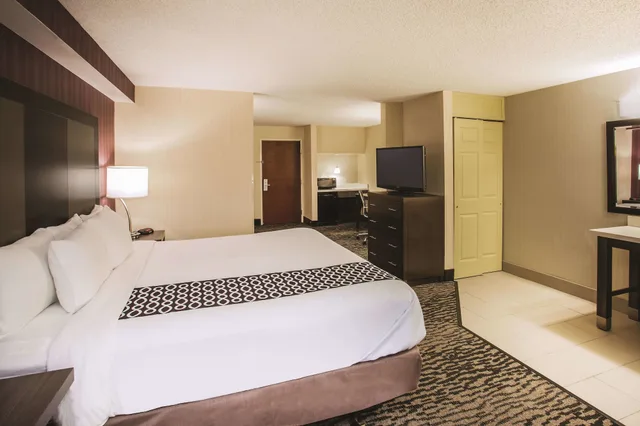 Studio, Suite, King Bed, La Quinta Inn & Suites by Wyndham Newark - Elkton 1/4