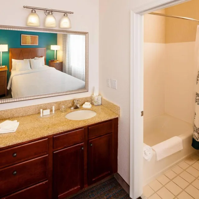 جناح ديلوكس بسرير كينج بغرفة نوم واحدة مع أريكة، Residence Inn by Marriott Plazzio East 7/8