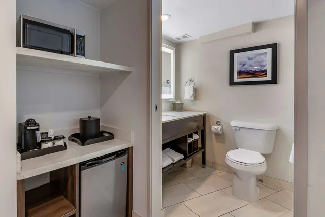 جناح بسرير كينج بشرفة مع أريكة بحوض جاكوزي بمطبخ صغير، Best Western Denver East 2/2