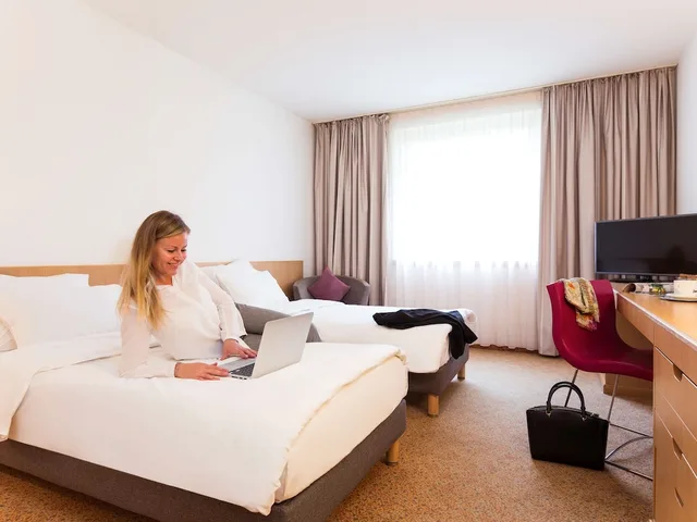 Standard, Queen Bed, Sofa, Novotel Dusseldorf City West 6/8