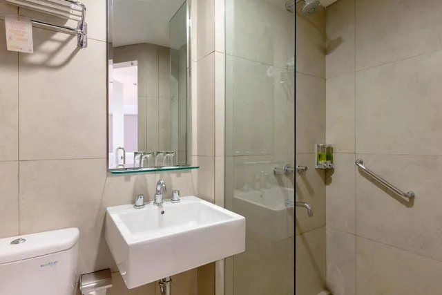 Smart, Hollywood, with View، Amaris Slipi Jakarta 2/2