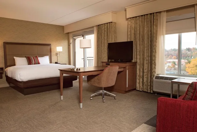 جناح بسرير كينج مع أريكة، Hampton Inn & Suites Boone 2/4