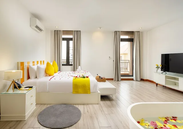 Modern, Chic, Suite, King Bed, Balcony، Jaya Suites Hotel 3/5