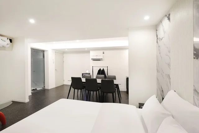 جناح بسرير كوين، Hotel Tomgi 3/10