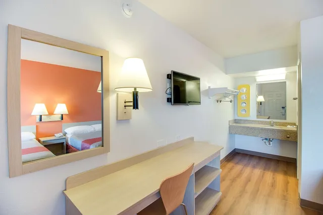 Standard, Queen Bed, Motel6 Phoenix, AZ - East 8/8