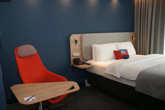 غرفة قياسية بسرير كوين، HOLIDAY INN EXPRESS ZURICH AIRPORT 2/4