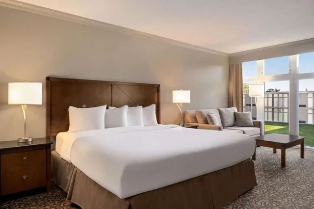غرفة بزنس بسرير كينج، Ramada By Wyndham Cornwall 2/2