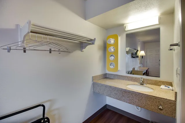 Standard, Queen Bed, Motel6 Phoenix, AZ - East 6/8