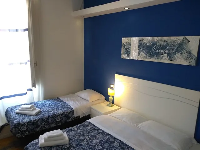 غرفة ثلاثية بسرير كوين وسرير فردي، Deluxe Rooms 1/2