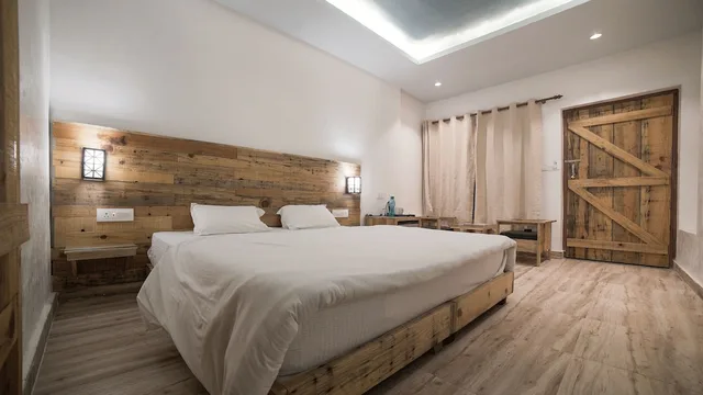 غرفة ديلوكس بسرير مزدوج، Hill Top Swiss Cottage 5/10