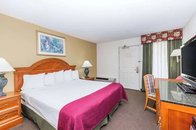 غرفة قياسية بسرير كينج، Days Inn by Wyndham West Des Moines / Clive 1/10