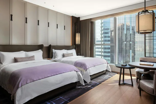 غرفة ديلوكس بسريرين كوين بإطلالة على المدينة، The St. Regis Hong Kong 3/7