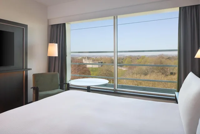 Executive, King Bed, Castle View, Living Area، Hilton Cardiff Hotel 1/4