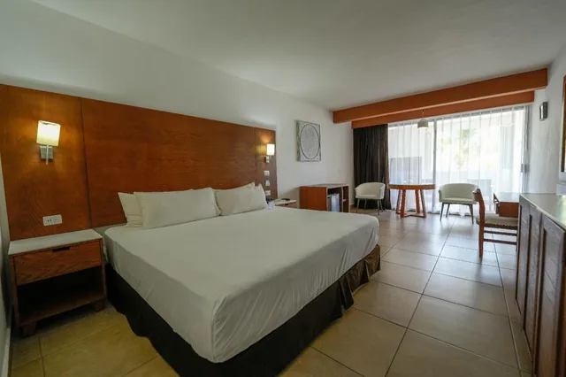 جناح جونيور بسرير كينج بشرفة، Cozumel Hotel & Resort 1/3