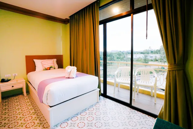 Signature, Pine, King Bed، ROYAL PINEAPPLE HOTEL a welcome to wealth and good fortune 4/10