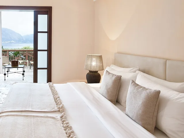 Family, Bungalow, King Bed, Sea Front, 2 Sofa، Grecotel Daphnila Bay 2/2