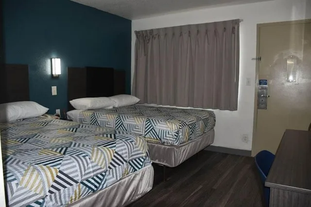 2 Full Beds Smoking، Studio6 Grand Prairie, TX 2/3