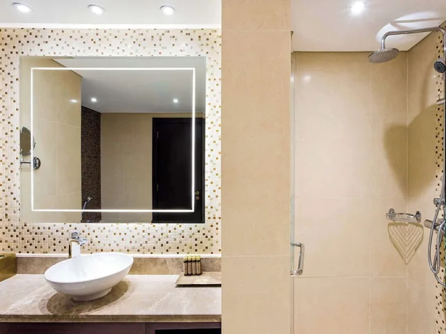 غرفة بريميوم بسريرين منفصلين بشرفة، Pullman Al Marjan Island Resort 3/4