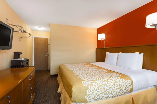 غرفة بسرير كينج، Days Inn by Wyndham Chincoteague Island 1/1