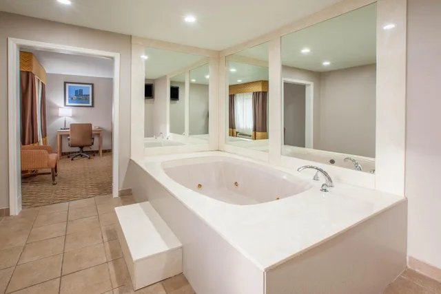 Deluxe, Suite, Queen Bed, Baymont By Wyndham Grand Rapids Southeast 2/4