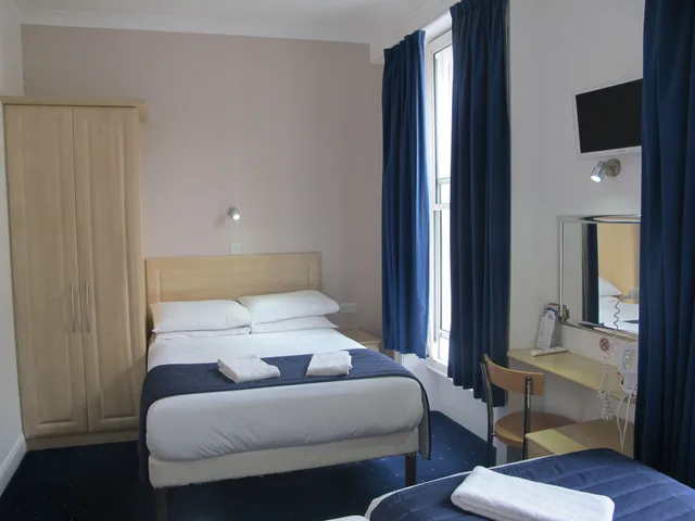 غرفة ثلاثية بسرير مزدوج وسرير فردي مع سرير إضافي، Alhambra Hotel 1/8