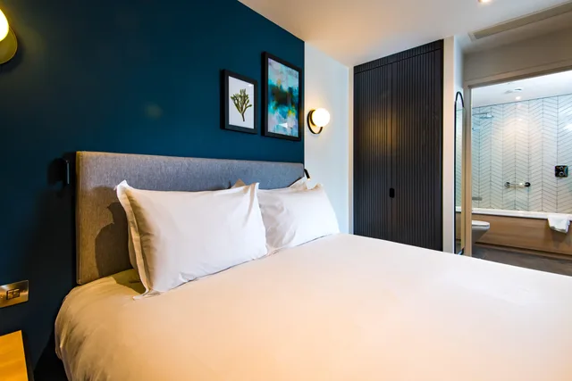 1 Bedroom, East, Suite, King Bed, Harbour View, STAYBRIDGE SUITES CARDIFF 2/8