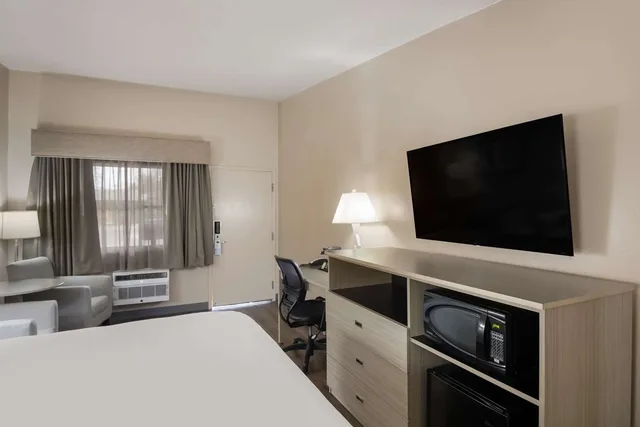 غرفة بسرير كينج يُسمح فيها بالحيوانات الأليفة، Best Western New Oregon 2/3
