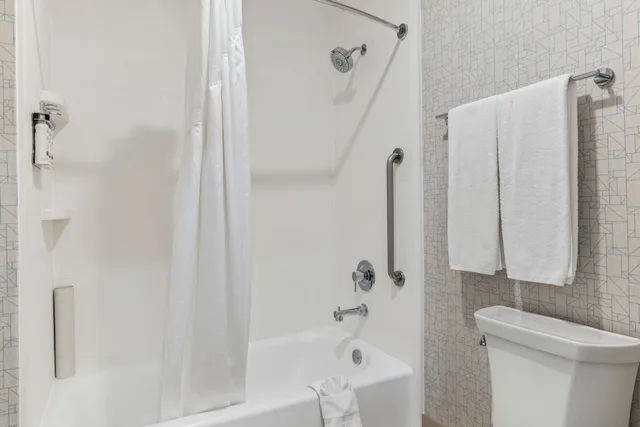 غرفة قياسية بسرير كينج، Hotel Fairchild 7/10