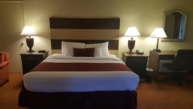 جناح جونيور بسرير كينج بإطلالة على المسبح للمدخنين، Best Western Pine Springs Inn 4/8