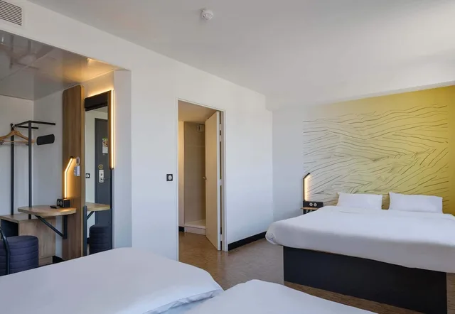 غرفة رباعية بسرير مزدوج وسريرين منفصلين، B&B HOTEL Nice Aeroport Arenas 2/5