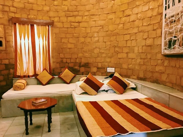 غرفة تنفيذية بسرير كوين وسرير فردي، HIMMATGARH PALACE 1/3