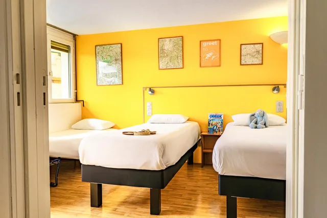 Pop, Family, 1 Queen and 3 Single Beds, greet Hotel Belleville en Beaujolais A6 8/10