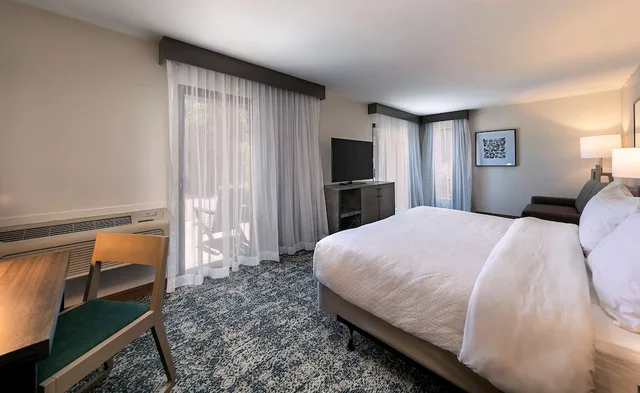 غرفة بسرير كينج لذوي الإعاقة، Seacliff Inn Aptos, Tapestry Collection by Hilton 6/10