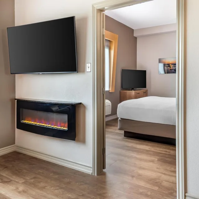 Suite, King Bed, No View, Sofa, Hot Tub, Best Western Plus 1000 Islands Hotel & Suites 3/5