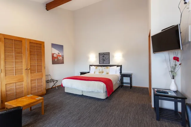 Upstairs, Studio، Cascades Lakefront Motel 1/7