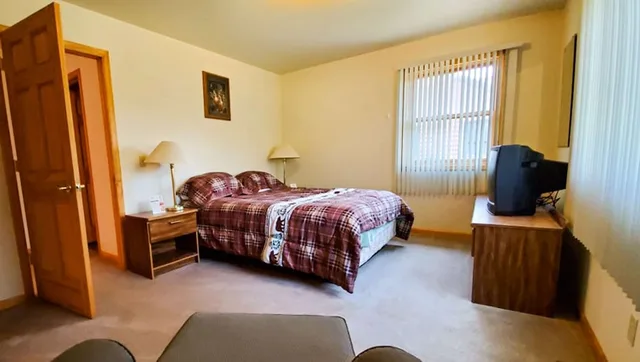 2 Bedrooms, Luxury, House, 3 Queen Beds, Kitchen، Jasper Ridge Inn Ishpeming 1/10