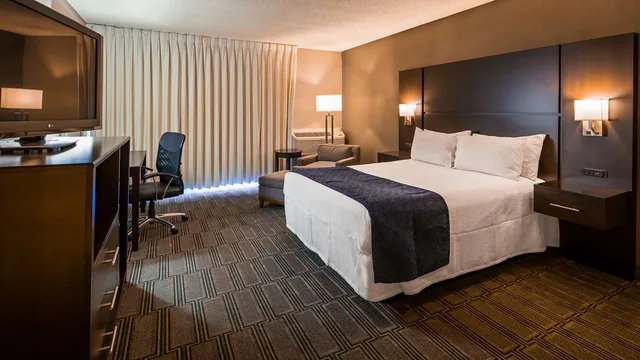 غرفة بسرير كوين بإطلالة على الحديقة، Best Western Andersen's Inn 1/3