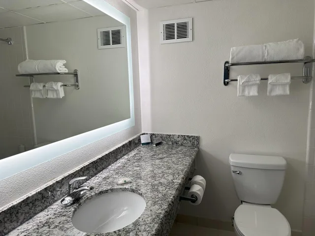جناح، Quality Inn & Suites Everett, WA 10/10